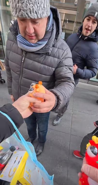 92%毛利率年销3千万这些东西老外排队买qy千亿国际一双拖鞋2900卖爆美国！(图9)