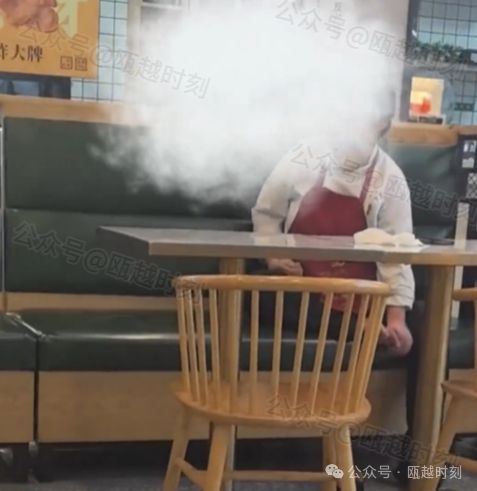 出事了！大妈抠脚越抠越上头球友会体育网站温州面总管(图2)