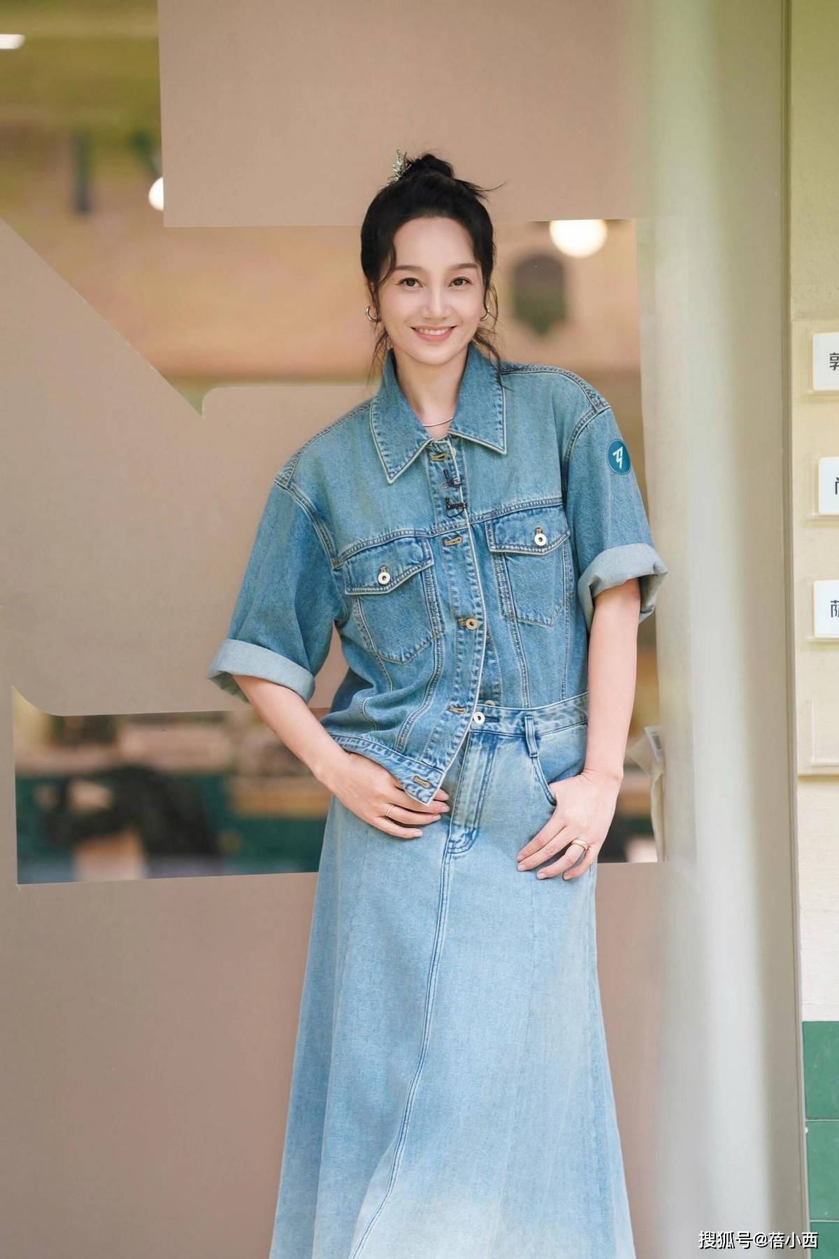 岁一身牛仔穿搭美得像换了个人朱丹新剪了波波头短发年轻10(图5)