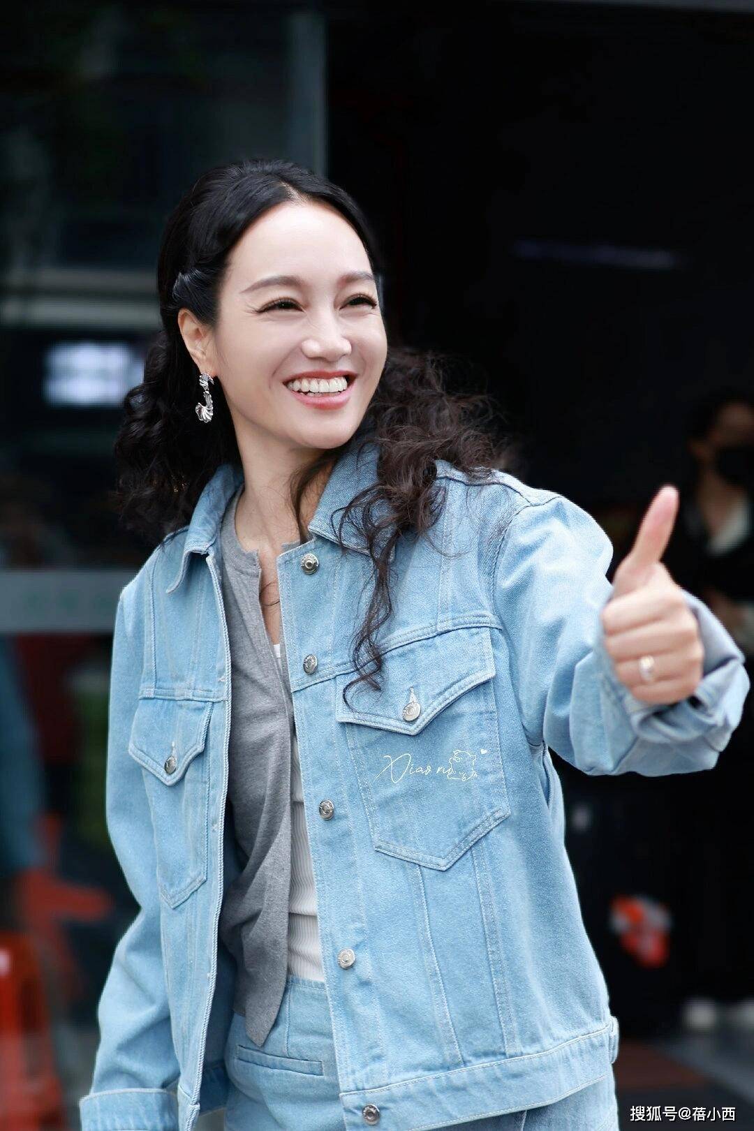 岁一身牛仔穿搭美得像换了个人朱丹新剪了波波头短发年轻10(图7)