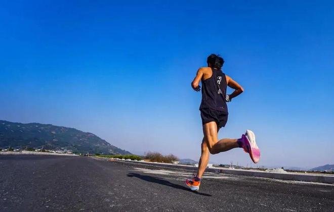 实都是这么跑得！真正会跑步的人其(图2)